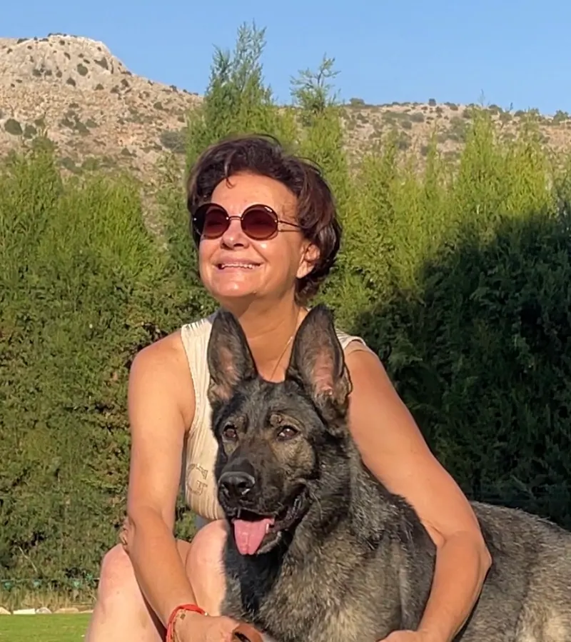 Auri Martínez posando con un pastor alemán