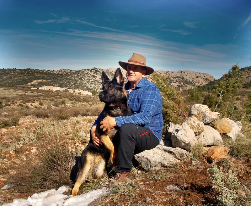 Mariano D’Acosta con un pastor alemán en el campo